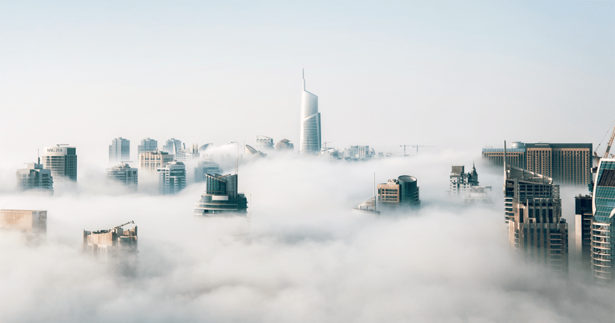 Bâtiments dans les nuages