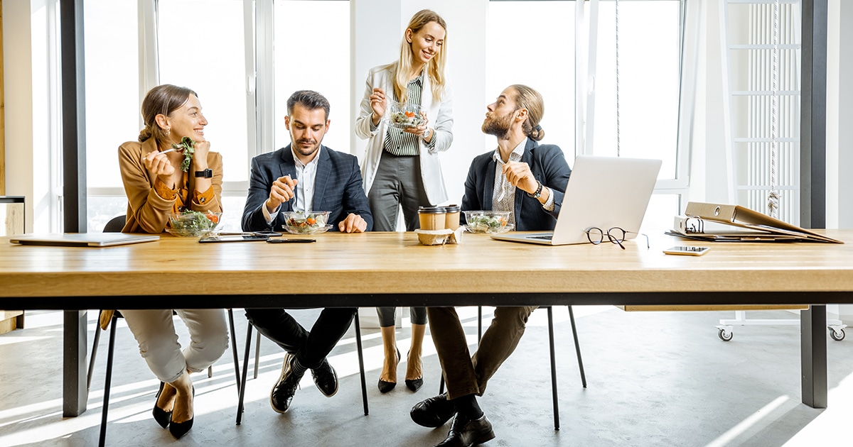 Collega's tijdens een lunchvergadering