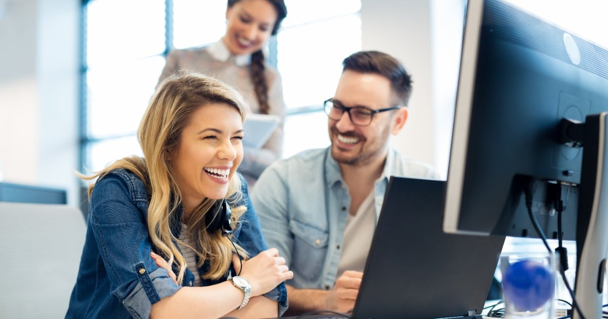 Collègues travaillant ensemble et souriant