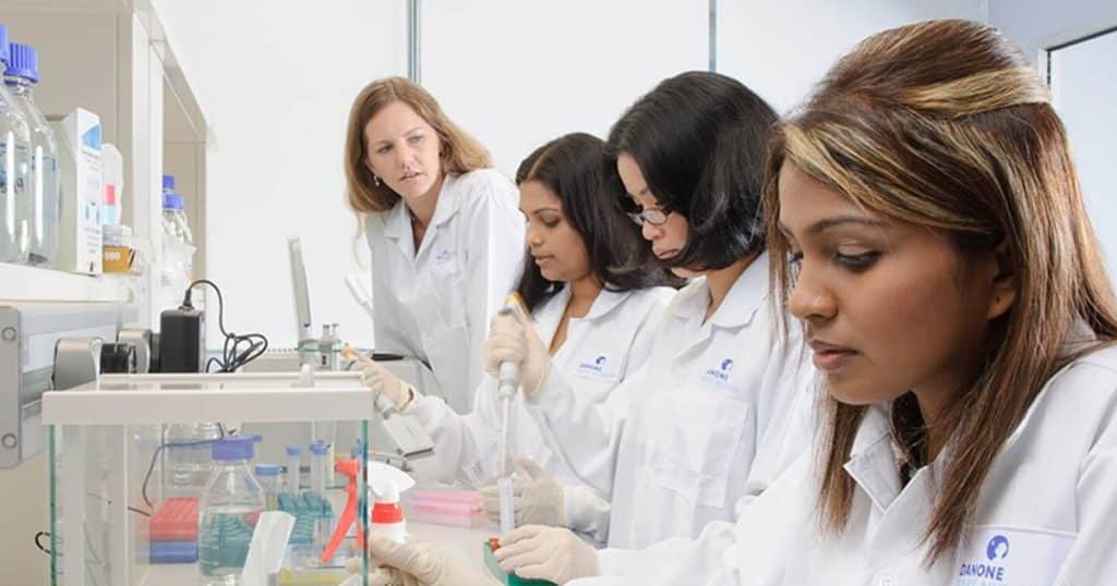 Ricercatori che lavorano in laboratorio