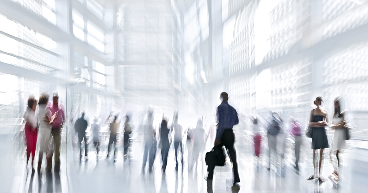 Eine Gruppe von Menschen in der Lobby des Business Centers