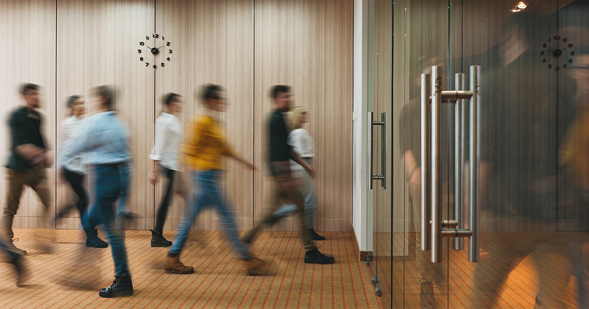 Mensen in de lobby die het gebouw binnenkomen en verlaten