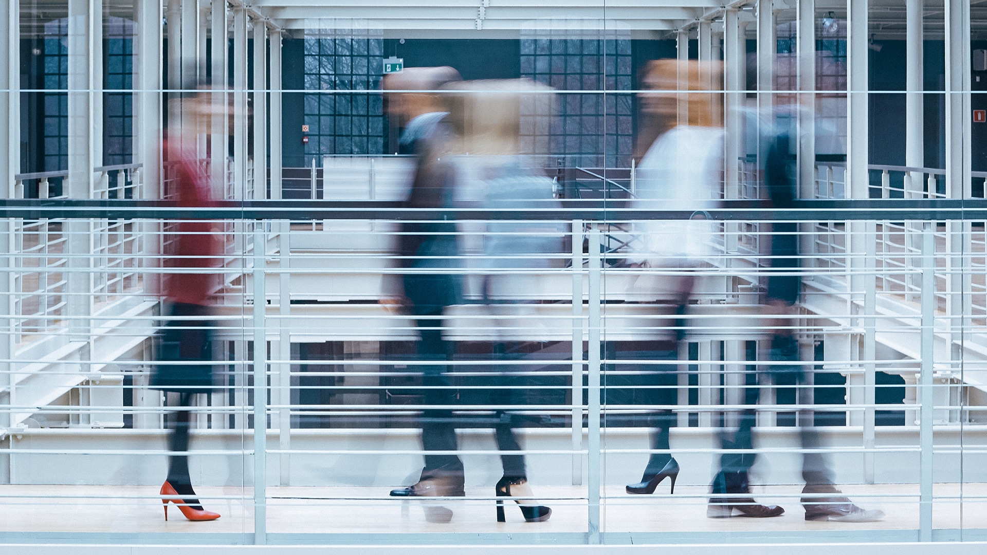 Menschen reden im Bürokorridor