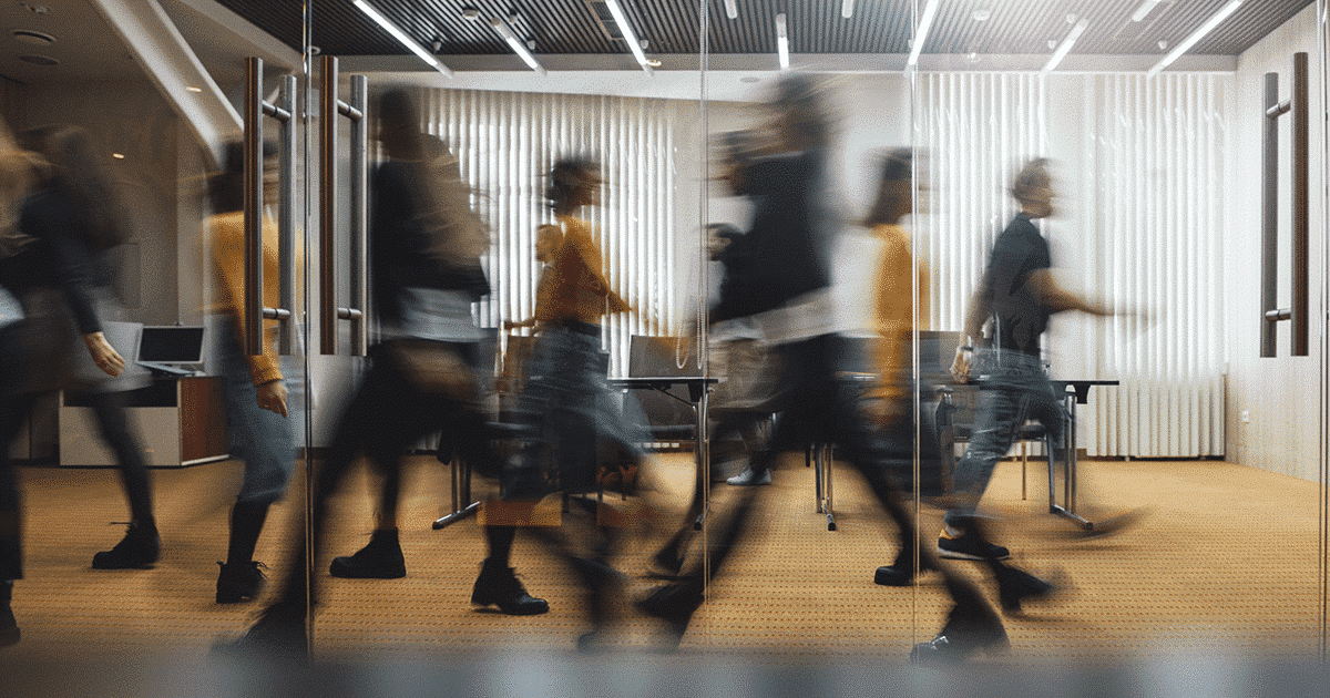 Personnes passant dans un couloir de bureau