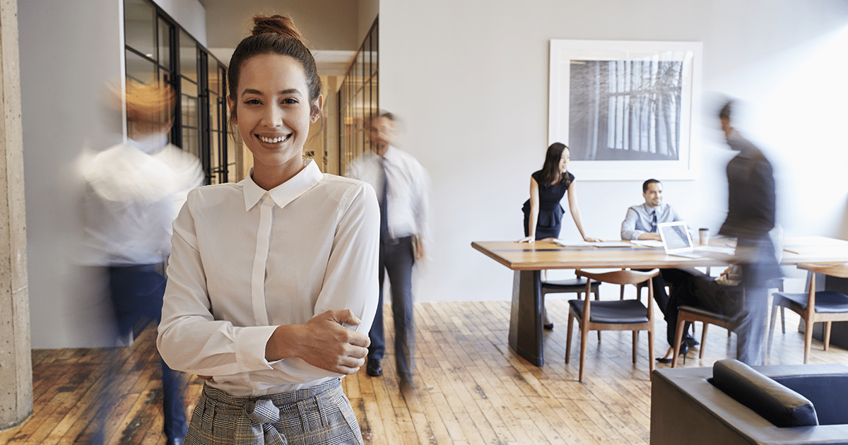 Femme souriante regardant vers la caméra dans un bureau