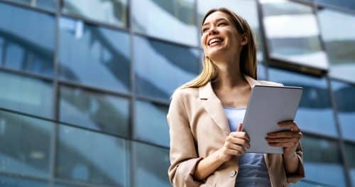 Señora sonriente con portapapeles