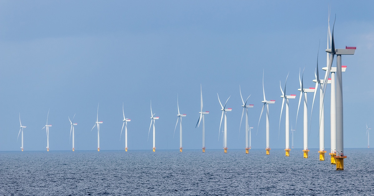 Reihe von Windrädern im Offshore-Windpark