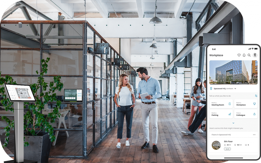 Collègues se promenant dans des bureaux industriels