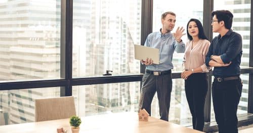 Personnes debout dans une salle de bureau