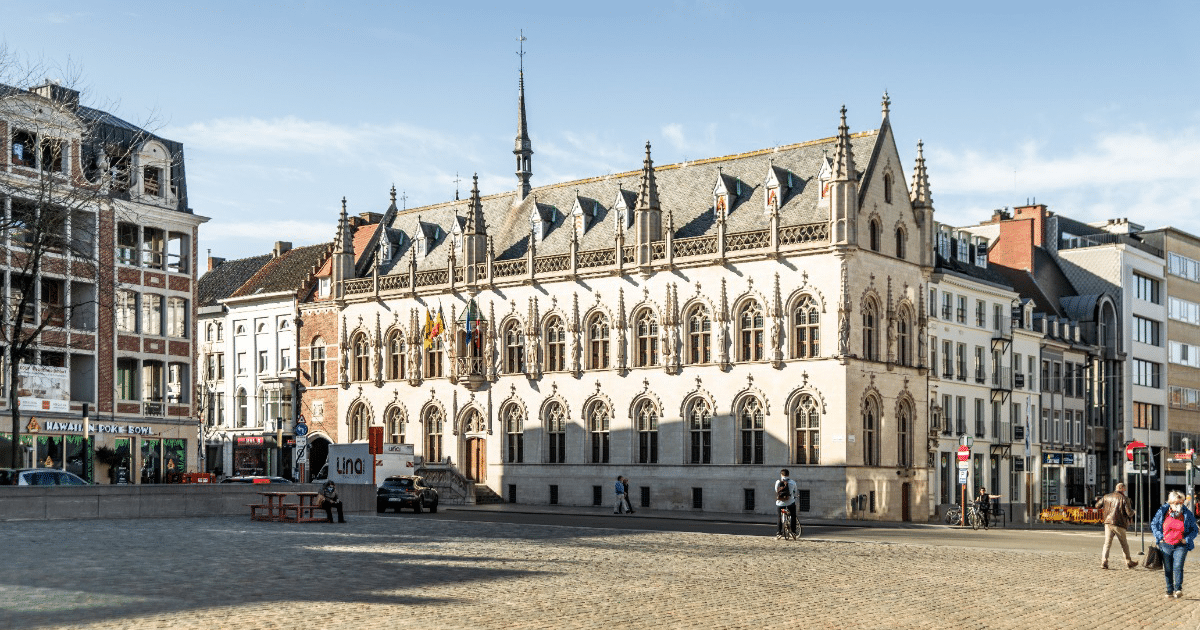 Stad kortrijk grote markt en stadhuis