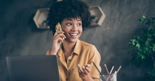 Femme souriante au téléphone